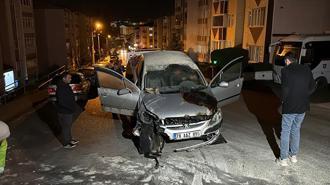 Alkollü sürücünün duvara çarptığı otomobil yandı