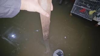 Sultangazi'de sokakta rögar tıkandı; 3 katlı binanın bodrum katını su bastı