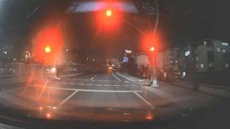 Sultangazi'de kırmızı ışıkta durmadı; yaya ölümden döndü