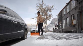 Kars, kar yağışıyla birlikte beyaza bürüdü