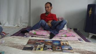 El ve ayaklarını kullanamıyor ama 16 yılda 20 kitabı çıktı