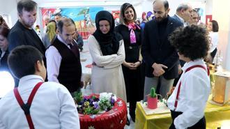 4’üncü sınıf öğrencileri dönüşüme dikkat çekti; pet bardaklar kardan adam, lavabo boruları bisiklet oldu
