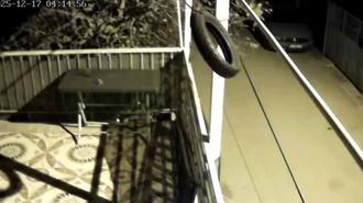 Hatay'da 4 büyüklüğünde deprem anı kamerada