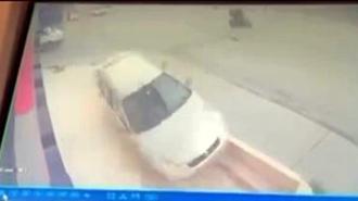 Esenyurt’ta sürücüsünün direksiyon hakimiyetini kaybettiği otomobil kaldırıma çıktı