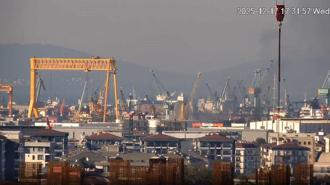 Tuzla'da tersanede demirli gemide çıkan yangın söndürüldü