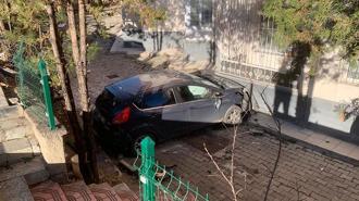 Apartmanın bahçesine uçan otomobildeki 4 kişi yaralandı; kaza kamerada