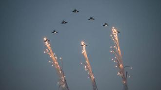 İskandinav ülkelerinin hava kuvvetlerinden 'Noel Ağacı' koreografisi