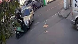 Otomobille çarpışan motosikletin sürücü yaralandı; kaza kamerada