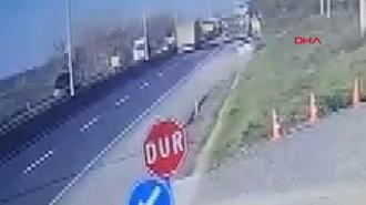 Otomobil yol kenarındaki beton parçasına çarptı; 5 yaralı