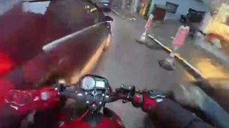 Otomobil ile çarpışan motosikletin sürücüsü yaralandı; kaza anı kamerada