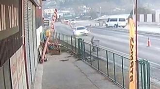 Minibüs ile çarpışan elektrikli motosikletin sürücüsü yaralandı; kaza anı kamerada