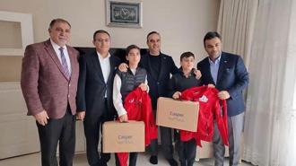 Bakan Kacır'dan İstanbul'da buldukları altını sahibine teslim eden çocuklara ziyaret