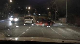 Pendik’te otomobile çarpan hafif ticari aracın sürücüsü kaçtı; kaza kamerada