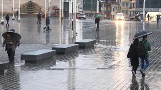 Taksim'de yağmur Üsküdar'da sis etkili oluyor