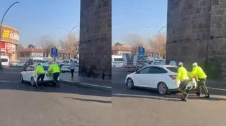 Trafik polisleri, arızalanan otomobili iterek sürücüye yardım etti