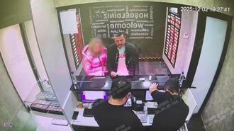 Kendisini 'Lübnanlı Murat' olarak tanıtan şüpheli turist kadını ikna etmek için döviz bürosuna götürmüş