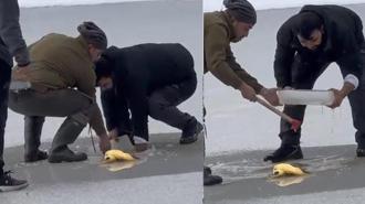 Donan göletin yüzeyindeki buzu motorlu testere ile kesti