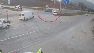 Kırmızı ışıkta bekleyen otomobile arkadan gelen otomobil çarptı; kaza kamerada