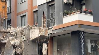 Avcılar’da yıkım sırasında dökülen beton parçaları yanındaki binaya zarar verdi