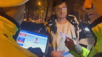 Trafik polisine arkadaşının ehliyetini verdi, ‘benim eski fotoğrafım’ dedi