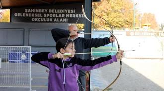 Tarih dizilerinden etkilenen baba-kız, kursta ok atmayı öğreniyor