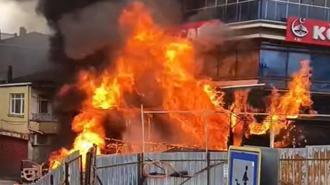 Pendik'te otomobilde çıkan yangın, 3 katlı ahşap binaya sıçradı