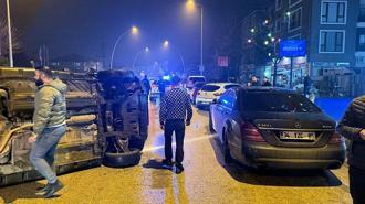 Taksinin park halindeki otomobile çarpıp devrildiği kaza kamerada