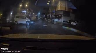 Sancaktepe’de hafif ticari araç refüje çarptı; kaza kamerada