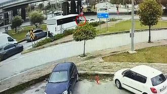 Ambulansa yol vermek isterken kaza yaptı: 4 yaralı