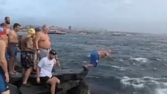 Fatih'te soğuk havaya aldırış etmeden denizde yüzdüler