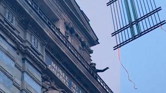 Louvre Müzesi'ne demir parmaklıklar yerleştirildi