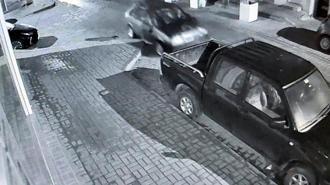 Alkollü sürücünün otomobille park halindeki araçlara çarptığı kaza kamerada