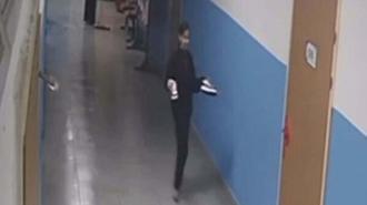 Silinen koridoru kirletmemek için ayakkabılarını çıkarıp sınıfına kadar yürüdü