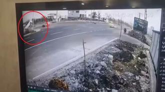 Otomobilin refüjdeki ağaç ve direğe çarptığı kaza kamerada