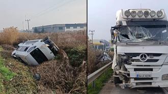 Hafriyat kamyonunun çarptığı karavan şarampole yuvarlandı