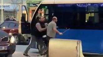 Kadıköy’de trafikteki sopalı kavga kamerada