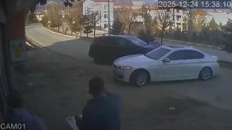 Geri giderek yola çıkan otomobil, arkadan gelen otomobille çarpıştı; kaza kamerada