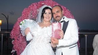 Evlenmek için kaçırdığı kocasıyla 15 yıl sonra hayallerindeki düğünü yaptılar