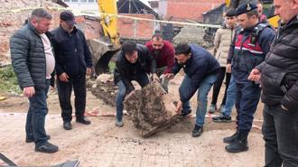 Site inşaatı kazısında mezar kalıntıları ile insan kemikleri bulundu