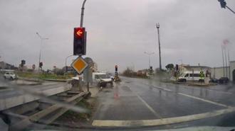 Büyükçekmece'de kırmızı ışık ihlali kazaya neden oldu; çarpışma kamerada