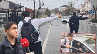 Arnavutköy'de okul çıkışı otostopla eve giden öğrencilerden 'otobüs seferlerinin artırılması' talebi