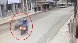 Yayaya çarpan motosikletli kaza sonrası kaçtı; o anlar kamerada