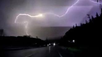 Kuşadası'nda geceyi şimşekler aydınlattı