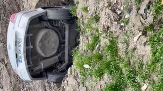 Esenyurt’ta park halindeyken arazide oluşan göçüğe düşen otomobilin sahibi: Bu arabadan çok çektim, üstünü gömün gitsin