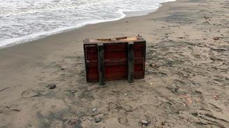 Samsun'da sahile, üzerinde Rusça yazılar olan sandık vurdu