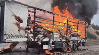 Kağıt yüklü TIR'ın dorsesi alev alev yandı