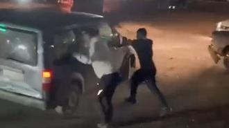 Trafik tartışmasında hafif ticari aracına sopayla saldırılan sürücü, 3 araca çarptı; o anlar kamerada