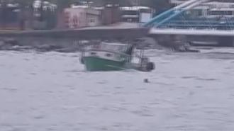 Ereğli’de fırtınada sürüklenen tekne köprüye çarptı