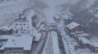 Palandöken’de kar kalınlığı 70 santimetreyi geçti; kayak merkezi dronla görüntülendi