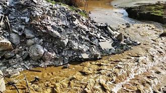 Büyük Menderes nehri kirlilik nedeniyle yine siyaha büründü